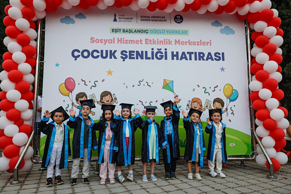 İzmir’de çocuklar yıl sonu şenliğinde buluştu<