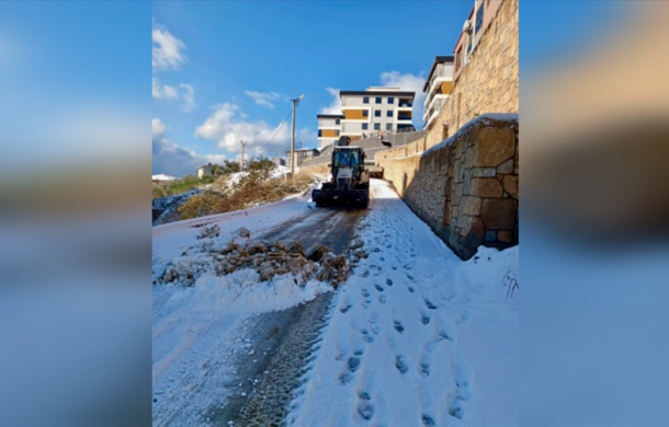 Gemlik’te kar yağışı sonrası tuzlama çalışmaları gerçekleştiriliyor