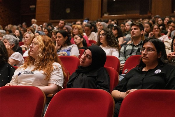 İzmir’de “Dönüşümün Kalbinde Hemşirelik Sempozyumu” düzenlendi <
