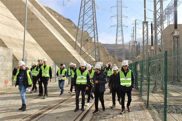 Geleceğin mühendisleri, Türkiye’nin ilk hibrit enerji santralini ziyaret etti 