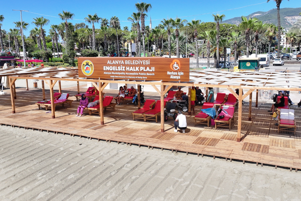 Alanya'da Aysultan Halk Plajı hizmete açıldı<