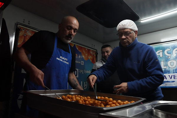 Kartal’da Berat Kandili lokma ikramı<