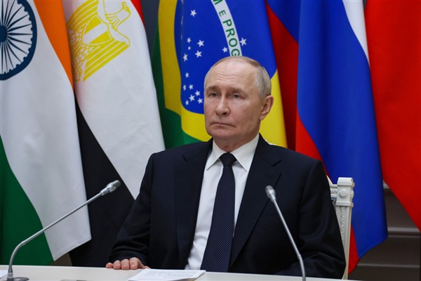 Putin: Dünyanın kökten değişimler geçirdiğini görüyoruz<