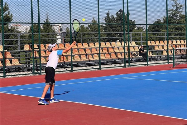 Antalya Büyükşehir Belediyesi'nden ücretsiz tenis kursu<