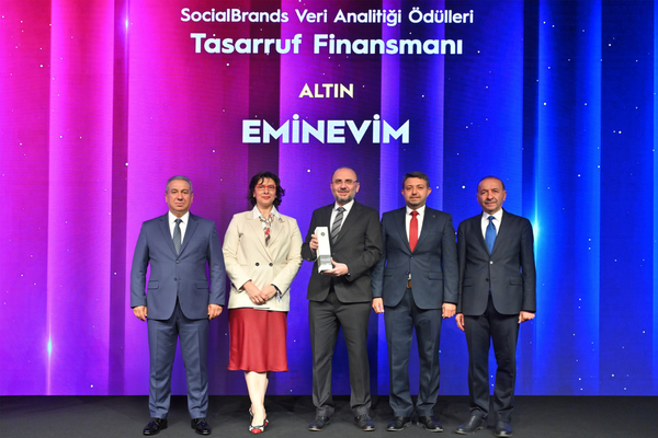 Eminevim Brandverse Awards’ta ‘sektörünün en iyisi’ olarak altın ödül kazandı<