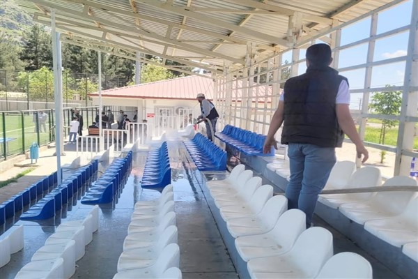 Hazro İlçe Stadyumu’nda temizlik çalışmaları tamamlandı<