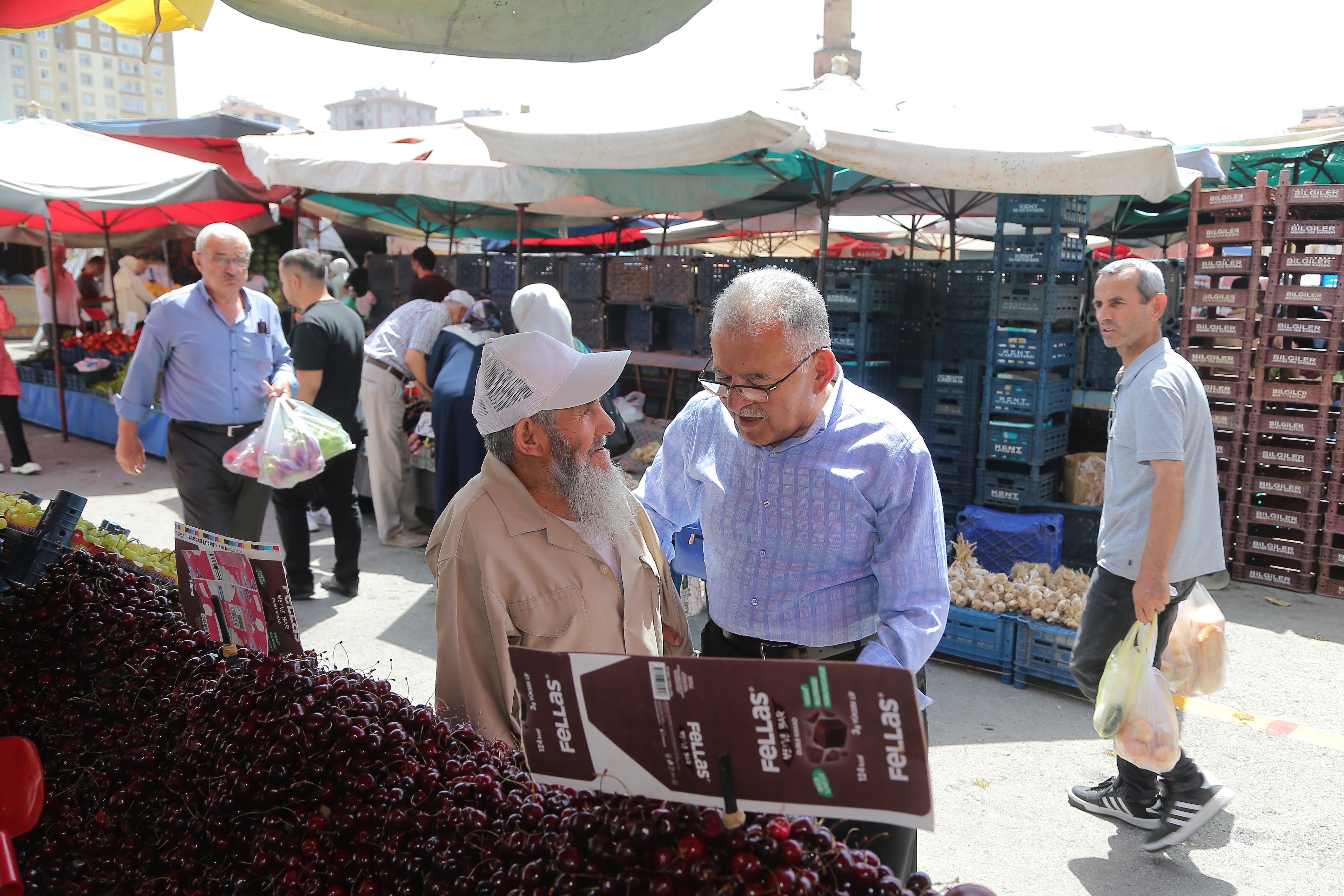 Başkan Büyükkılıç'tan semt pazarına ziyaret<