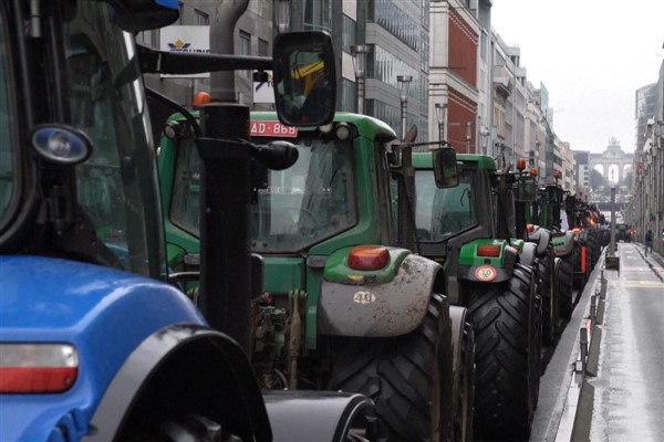 Avrupalı çiftçiler AB politikalarını protesto etti