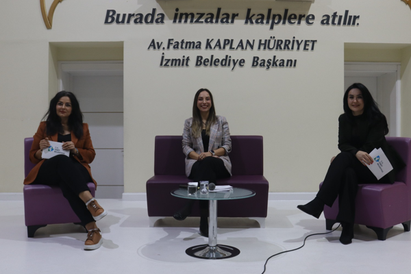 İzmit Belediyesi'nden 'Dijital Dünyada Sağlıklı Çocuk Büyütme' paneli