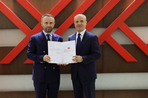 Prof. Dr. Yılmaz mazbatasını teslim aldı<