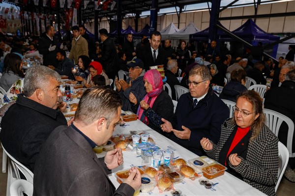 Başkan Tugay'ın iftar buluşmaları Kiraz’da devam etti<