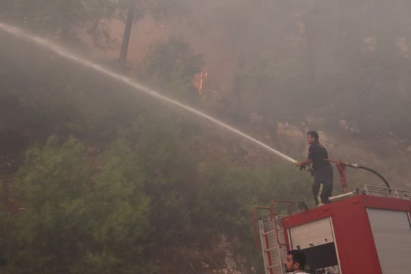 Kumluca’da orman yangınına müdahale sürüyor<
