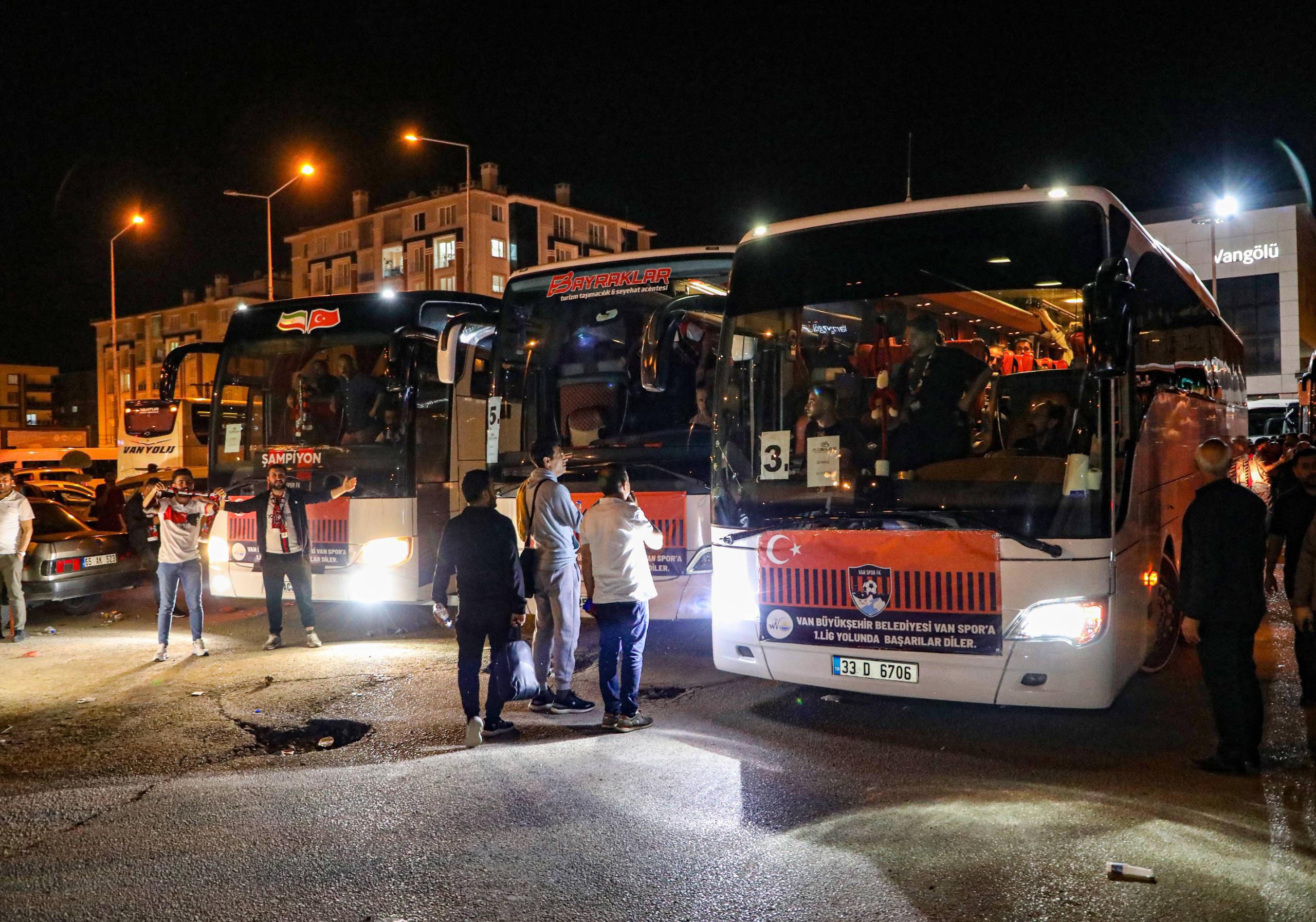 Van Büyükşehir Belediyesi'nden Vanspor'a 60 otobüs taraftar desteği<