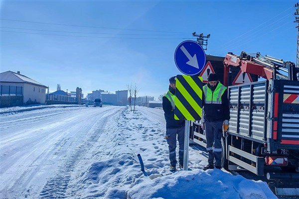 Büyükşeehir, trafik işaret levhaları montaj çalışması yaptı