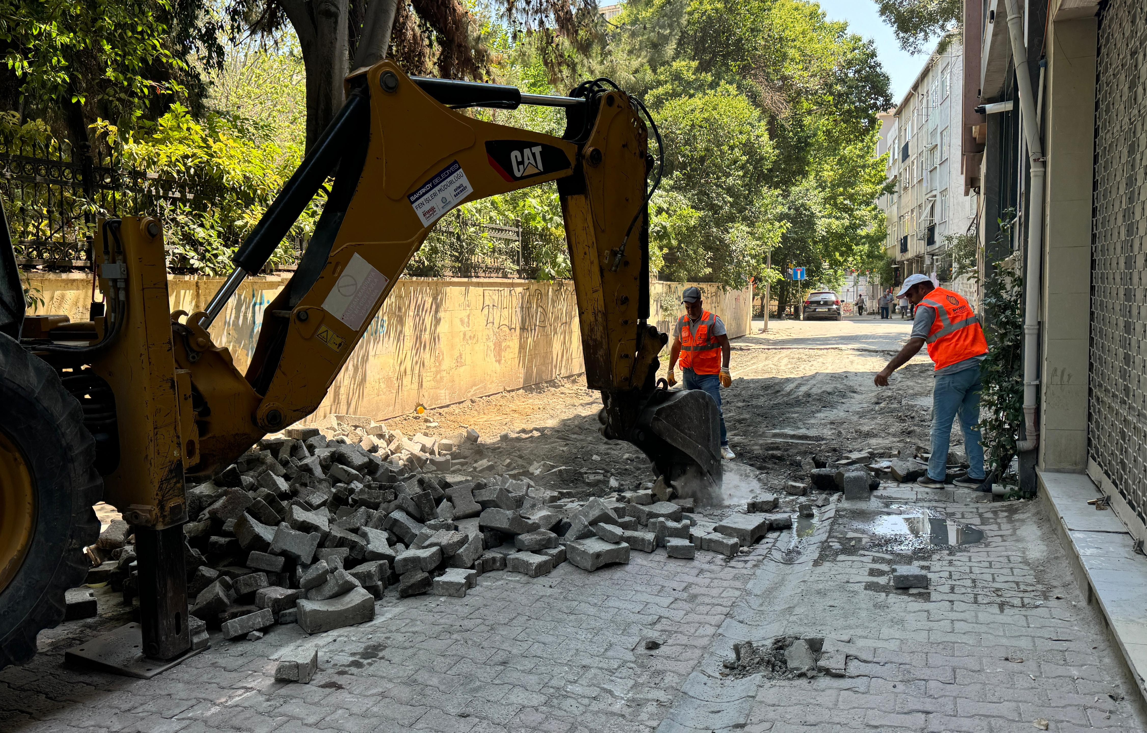 Bakırköy Belediyesi'nden Kartaltepe Caddesi’nde yol yenileme çalışması<
