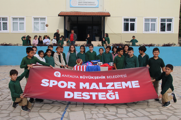 Büyükşehir'den 19 ilçedeki okullara spor malzemesi desteği