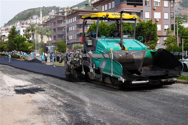 Alanya Belediyesi'nden asfalt serim çalışması<