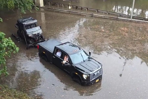 New York ve New Jersey'de yağmur ve ani sel nedeniyle olağanüstü hal ilan edildi<