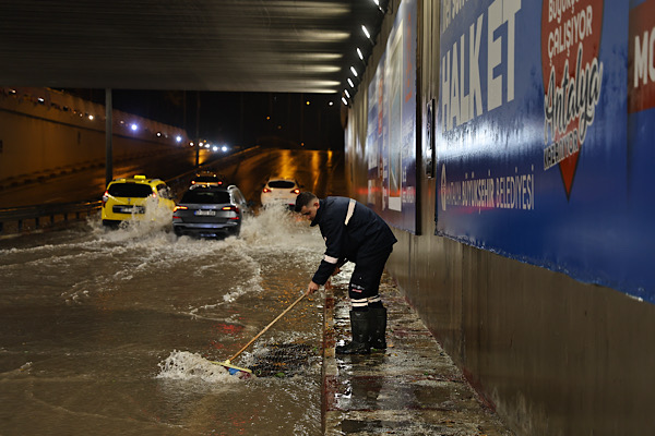 Antalya’da şiddetli yağışlara 714 personel ve 334 araçla müdahale edildi