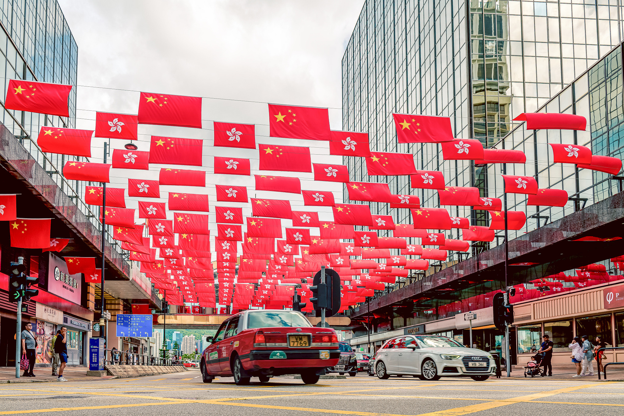 Hong Kong, Çin'e dönüşünün 28. yılını coşkuyla kutluyor<