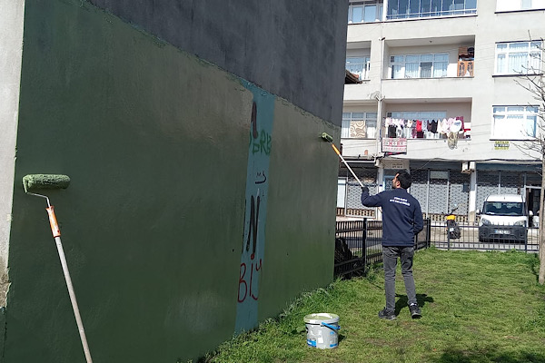 Çayırova’da parkların duvarlarında bakım çalışması gerçekleştirildi<