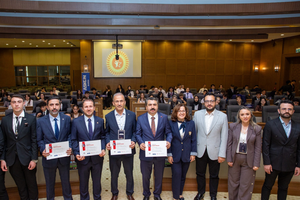 Bursa’da liselilerden meclis deneyimi: 180 öğrenci üç gün boyunca kanun yazacak<
