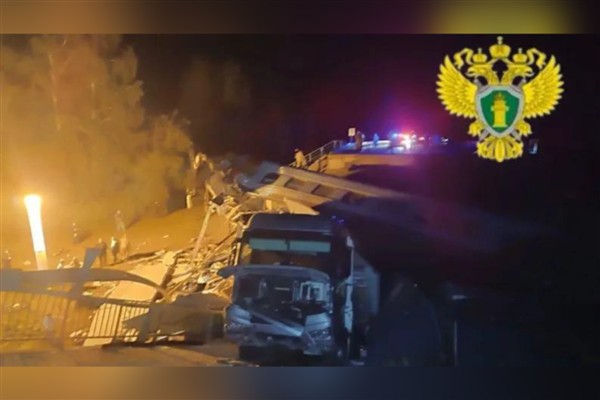 Rusya'da köprü çöktü, lokomotif raydan çıktı: 7 kişi öldü<