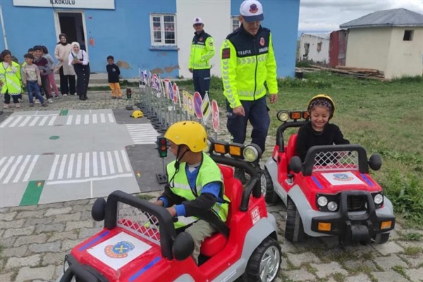 Kars’ta ilkokul öğrencilerine trafik eğitimi verildi<