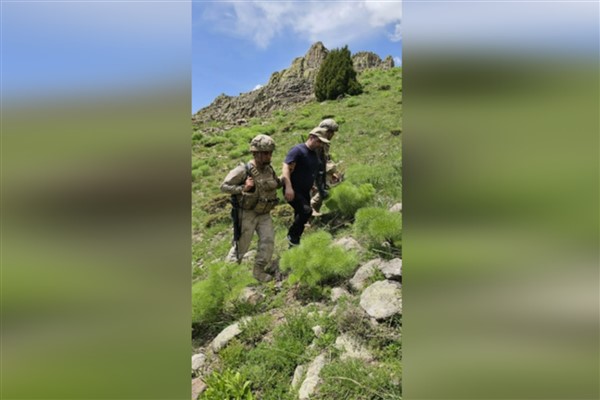 Tunceli'de kayalıklarda düşen vatandaşı Jandarma kurtardı