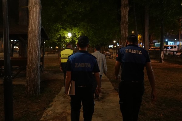 Düzce'de parklarda gece denetimi sürüyor