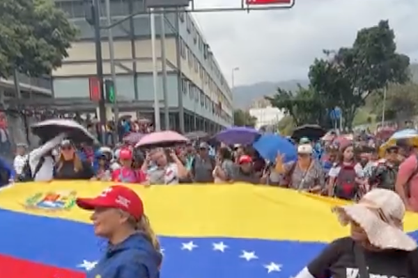 Göstericiler Maduro’nun serbest bırakılmasını talep ederek Karakas sokaklarına çıktı<