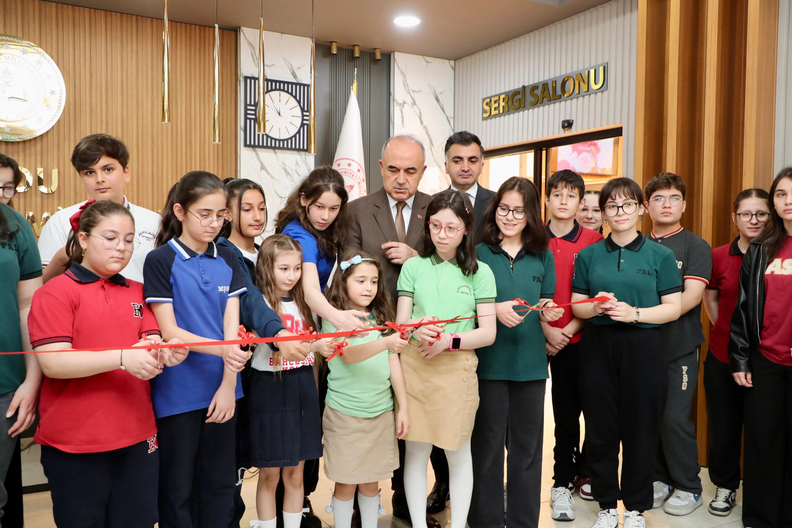 Vali Erol, “Anne Sevgisi” sergisinin açılışına katıldı<