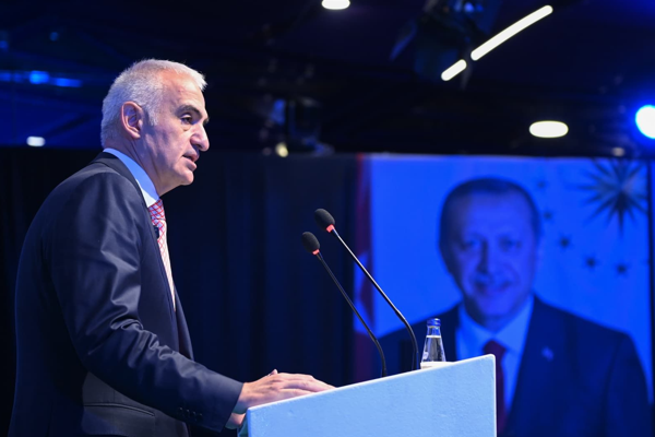 Bakan Ersoy, Antalya'da AK Parti teşkilatıyla bir araya geldi<