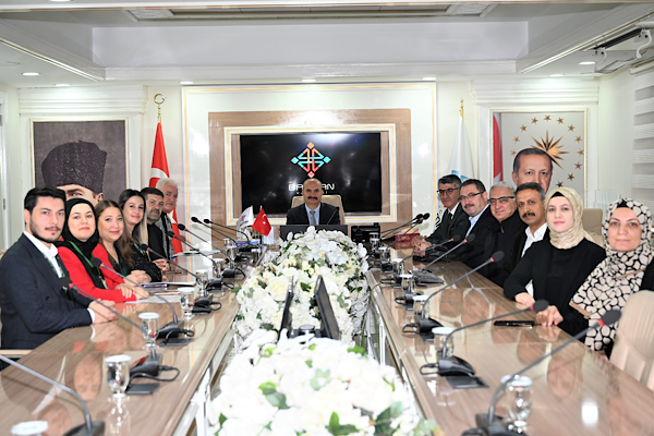 Batman Yeşilay Derneği yönetimi Vali Canalp'i ziyaret etti<