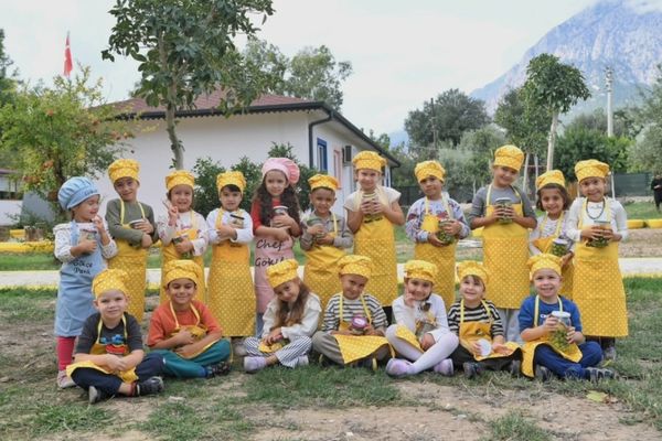 Konyaaltı’nda minik eller zeytinleri sofraya hazırladı<