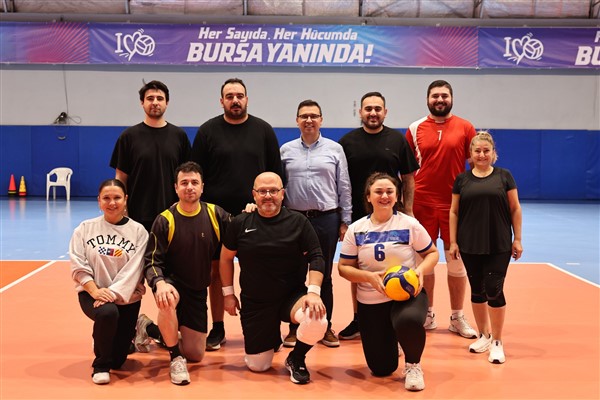Nilüfer Belediyesi çalışanları, voleybol turnuvasında bir araya geldi<