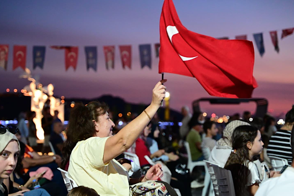 Gemlik’te Filenin Sultanları’nın Avrupa şampiyonluğu coşkuyla kutlandı<