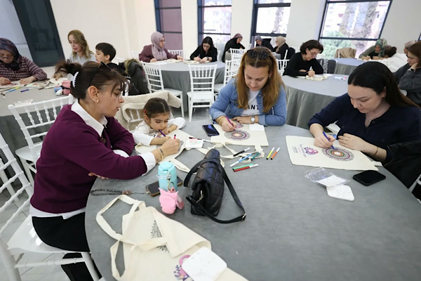 Derince’de üreten kadınlara özel mandala çanta boyama etkinliği<