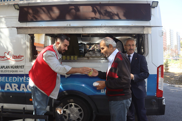 İzmit’te Cuma namazı çıkışında cemaate kek ve limonata ikram edildi<