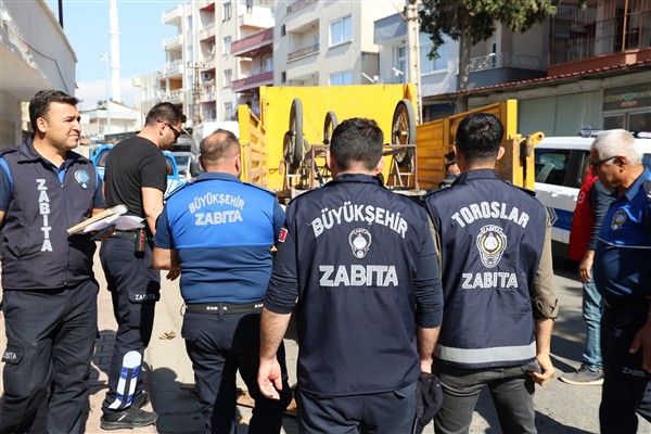 Toroslar’da zabıta ekipleri halk sağlığını tehdit eden ürünleri topladı<