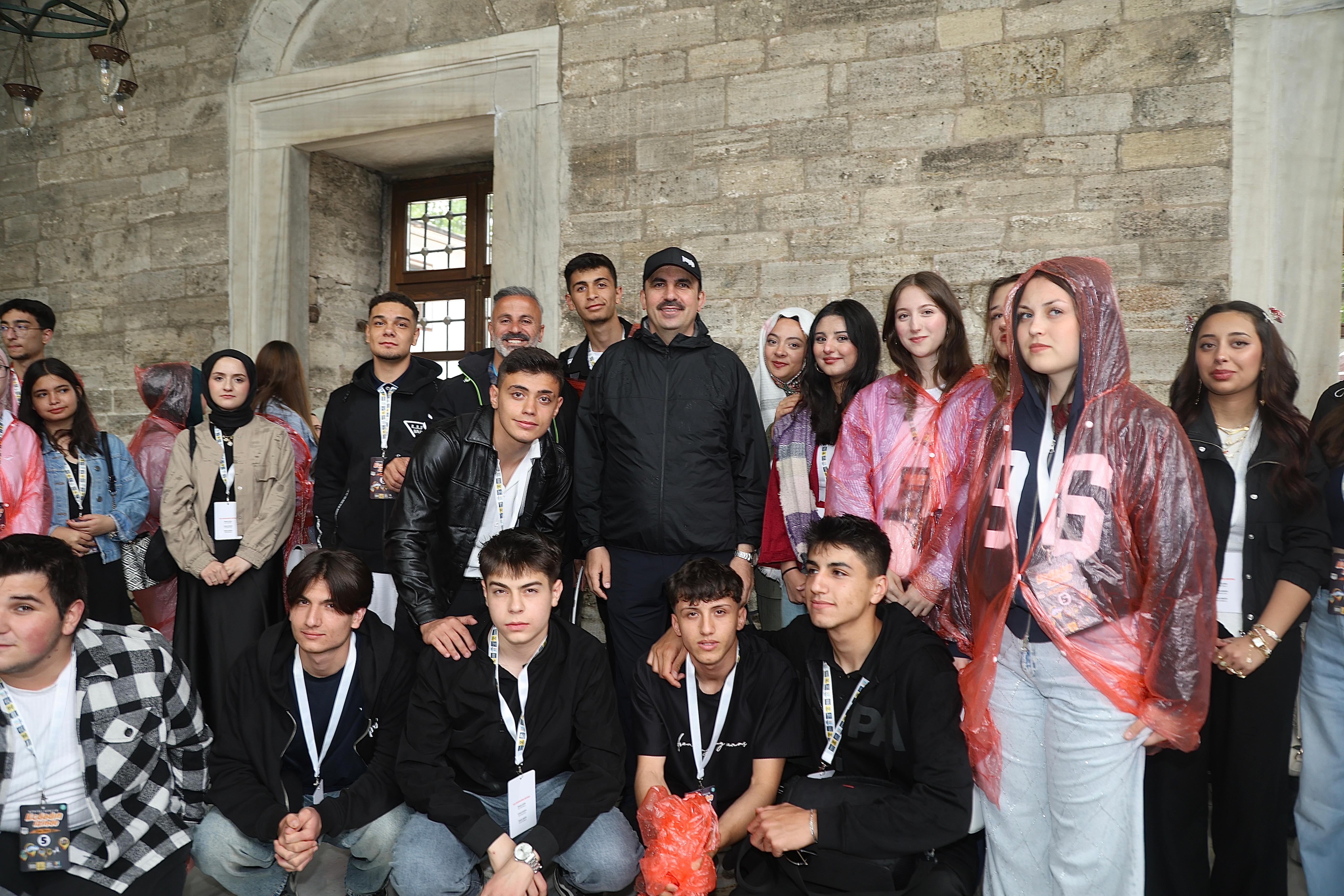 Başkan Altay, İstanbul gezisine katılan öğrencilere eşlik etti<