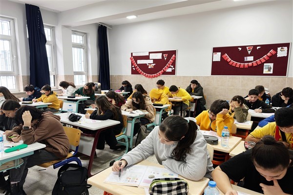 Bursa'da sınavlara hazırlanan öğrencilere deneme sınavı yapıldı