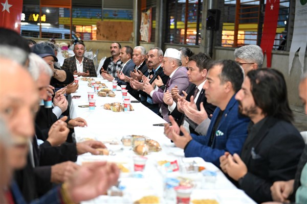 Başkan Aydın, Emek Zekai Gümüşdiş mahallesi sakinleriyle iftar yaptı<