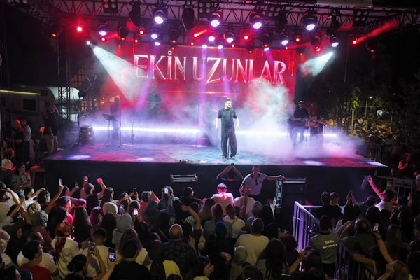 Ekin Uzunlar, Değirmendere Fındık Festivali'nde sahne aldı