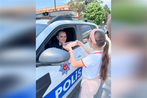 Sakarya’da öğrencilerden sürücülere kurabiye ikram..