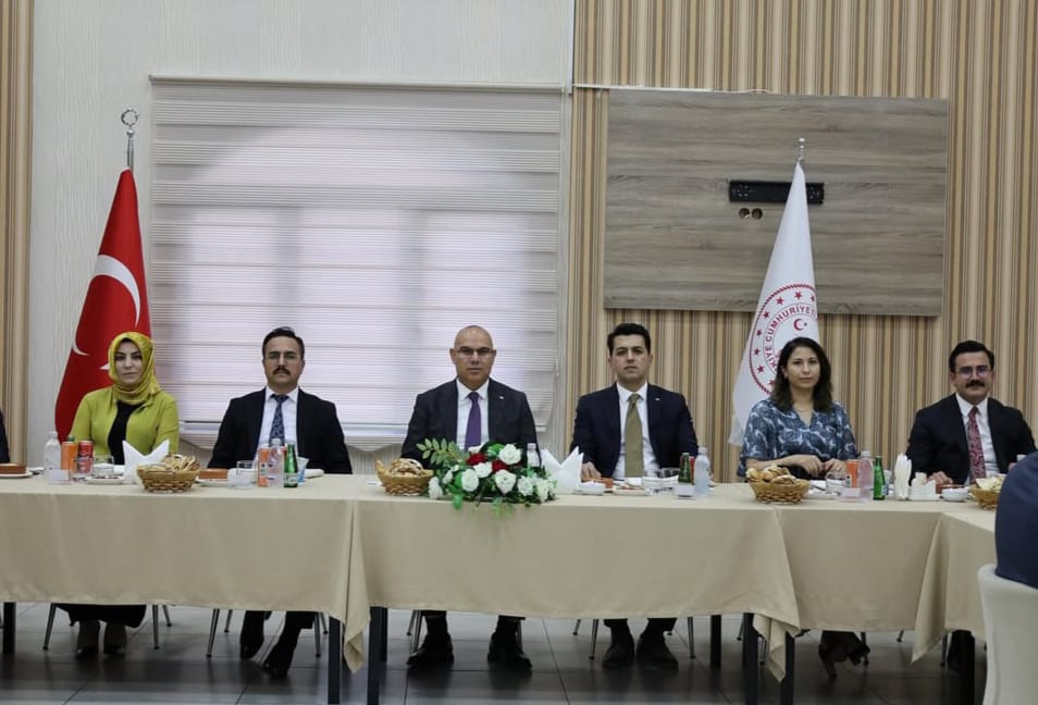 Ağrı Barosu'ndan hakim ve savcılara veda yemeği<