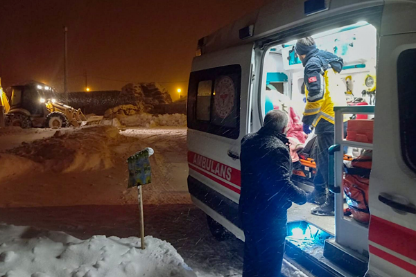 Van'da hasta ve araç kurtarma çalışması