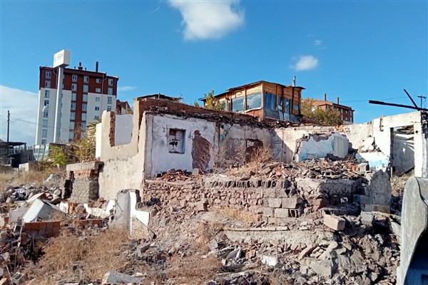 Mamak’ta kaçak yapıların yıkım çalışmalarına başladı