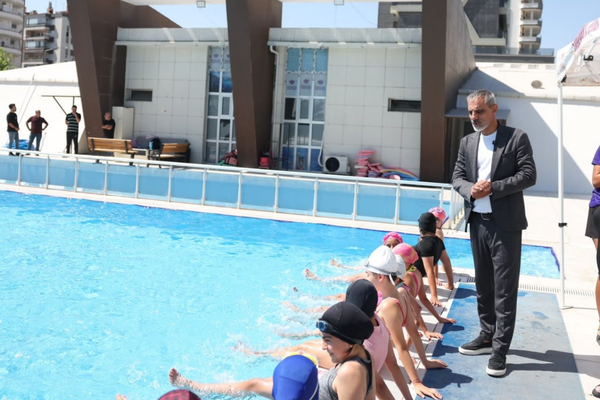Kayapınar Belediyesi’nin ücretsiz yüzme kurslarına 13 bin 740 kişiden ilgi<