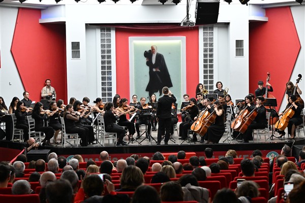 Ataşehir Belediyesi Gençlik Senfoni Orkestrası, Manisa’da konser verdi 